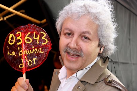 Xavier Gabriel, La Bruixa d'Or, amb una piruleta amb el cinquè premi imprès FOTO: Lluvich, Marta.