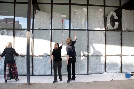Representants de l'Associació d'Artistes Visuals de Catalunya (AAVC) pinten de blanc els vidres del Canòdrom. FOTO: Francesch, Pere.