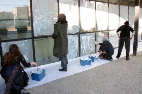 Representants de l'Associació d'Artistes Visuals de Catalunya (AAVC) pinten de blanc els vidres del Canòdrom. FOTO: Francesch, Pere.