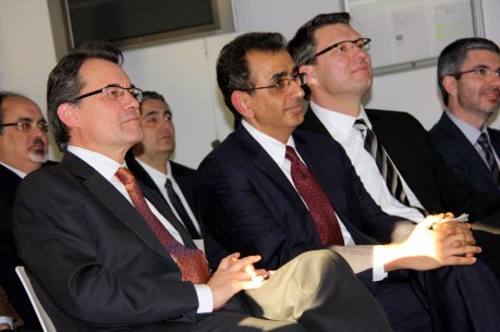 El president Artur Mas amb el director de l'empresa Colt, Rakesh Bhasin FOTO: Polinario, Javi.