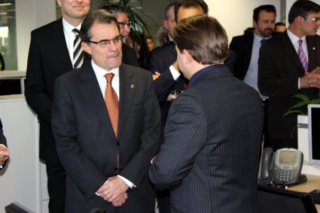 El president Artur Mas parlant amb un treballador de Colt FOTO: Polinario, Javi.