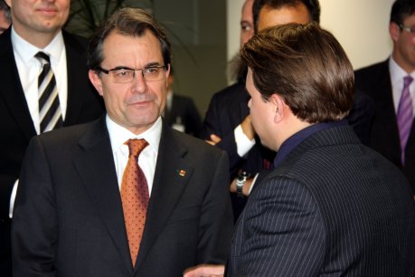 El president Artur Mas parlant amb un treballador de Colt FOTO: Polinario, Javier.