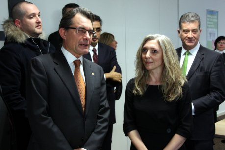 El president Artur Mas parlant amb una treballadora de Colt FOTO: Polinario, Javi.