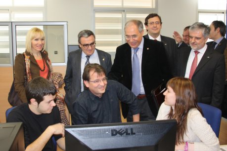 L'alcalde de Lleida, Àngel Ros, el rector de la UdL i president del PCiTAL, Roberto Férnanez, i el director de GFT a Espanya, Carles Eres, a les instal·lacions de la firma a Lleida. FOTO: Miret, Salvador.