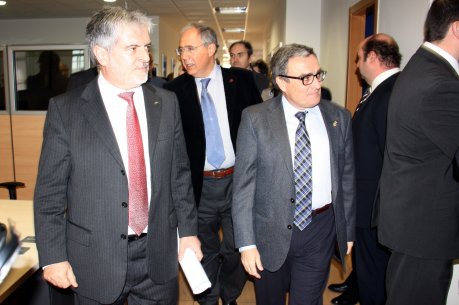 L'alcalde de Lleida, Àngel Ros, i el director de GFT a Espanya, Carles Eres, a les instal·lacions de la firma a Lleida. FOTO: Miret, Salvador.