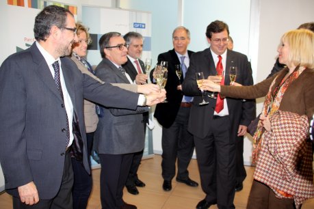 L'alcalde de Lleida, Àngel Ros, i el director de GFT a Espanya, Carles Eres, amb altres autoritats locals, a les instal·lacions de la multinacional a Lleida. FOTO: Miret, Salvador.