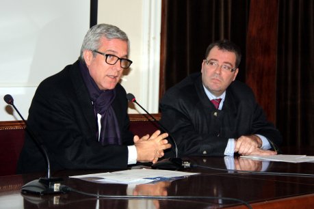 L'alcalde de Tarragona, Josep Fèlix Ballesteros, i el gerent d'EMATSA, Juan Vicente Ivorra, durant la presentació del sistema de lectura de comptadors a distància. FOTO: Segura, Roger.