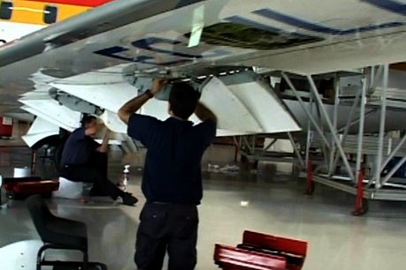 Tasques de manteniment d'un avió de la companyia Air Nostrum. FOTO: Air Nostrum.