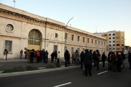 Una vuitantena de funcionaris es concentren a les portes de la presó des de primera hora d'aquest matí. FOTO: Segura, Roger.