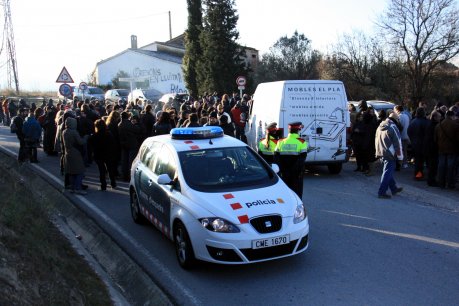 Imatge de la protesta dels treballadors de les presons de Brians I i II, que talla l'accés a aquests centres penitenciaris de Sant Esteve Sesrovires. FOTO: Cazorla, Bertran.