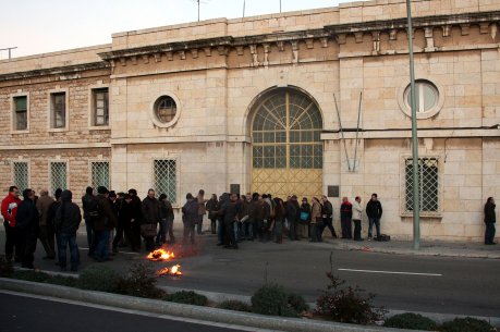 Una vuitantena de funcionaris es concentren a les portes de la presó des de primera hora d'aquest matí. FOTO: Segura, Roger.