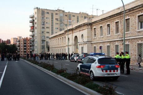 Els funcionaris han tallat el carrer de la presó i els Mossos vigilen la protesta sense intervenir. FOTO: Segura, Roger.