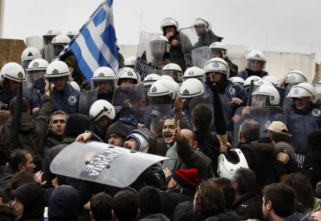 Enfrontaments davant del parlament, a Atenes. Els principals sindicats celebran una vaga de 24 hores. FOTO: Yannis Behrakis / Reuters.