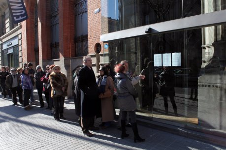Entrada a la Fundació Antoni Tàpies plena de gent que ha anat a retre homenatge a Antoni Tàpies. FOTO: Campuzano, Oriol.