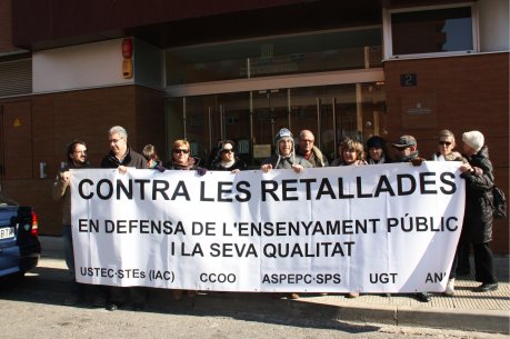 Imatge de la protesta de membres de la junta de personal docent davant els serveis territorials d'Ensenyament a Lleida. FOTO: Miret, Salvador.