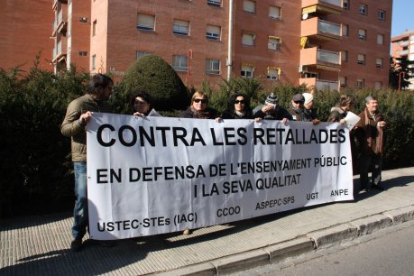 Imatge de la protesta de membres de la junta de personal docent davant els serveis territorials d'Ensenyament a Lleida. FOTO: Miret, Salvador.