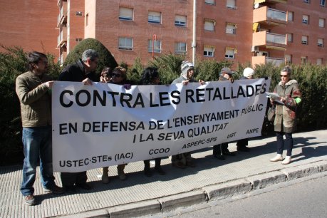 Imatge de la protesta de membres de la junta de personal docent davant els serveis territorials d'Ensenyament a Lleida. FOTO: Miret, Salvador.