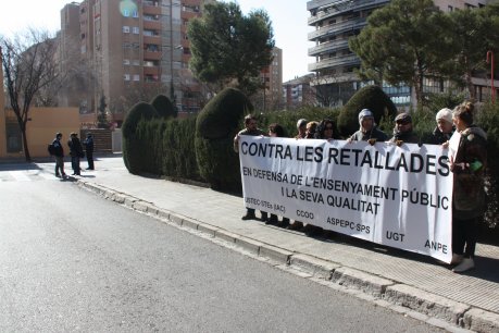 Imatge de la protesta de membres de la junta de personal docent davant els serveis territorials d'Ensenyament a Lleida. FOTO: Miret, Salvador.