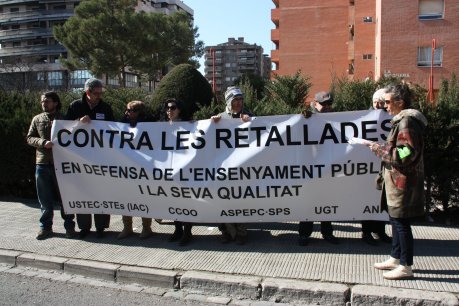 Imatge de la protesta de membres de la junta de personal docent davant els serveis territorials d'Ensenyament a Lleida. FOTO: Miret, Salvador.