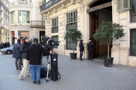 Espectació mediàtica davant de la Jefatura Superior de Policía, a la Via Laietana de Barcelona FOTO: Sanchez, Guillem .