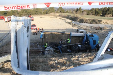 Un accident entre un camió i un cotxe ha obligat a tallar la carretera C-37 a l'altura d'Òdena i s'ha activat el pla Transcat. FOTO: Martí, Mar.