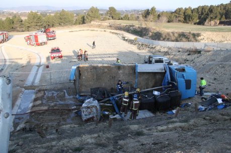 Un accident entre un camió i un cotxe ha obligat a tallar la carretera C-37 a l'altura d'Òdena i s'ha activat el pla Transcat. FOTO: Martí, Mar.