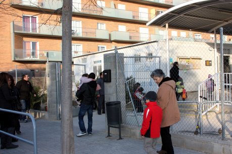 Els nens i nenes entrant a l'escola a primera hora del matí FOTO: Polinario, Javi.