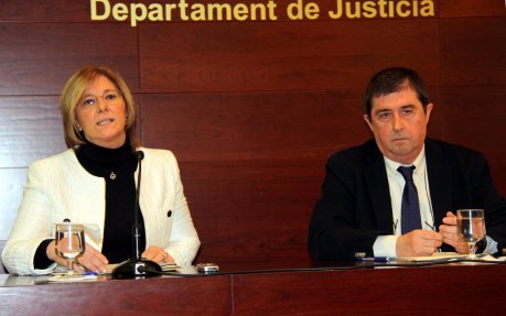 La consellera de Justícia, Pilar Fernández Bozal, i el director general de Serveis Penitenciaris, Ramon Parés. FOTO: Solà, Pol.