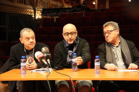 La roda de premsa d'aquest dijous al matí al Teatre Bartrina de Reus amb el regidor de Cultura de l'Ajuntament, el creatiu Lluís Pasqual i Ferran Madico. FOTO: Cervelló, Marc.