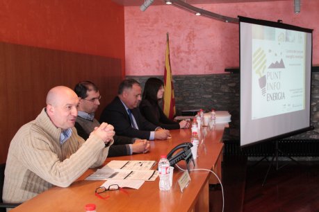 Els responsables del projecte l'expliquen davant els alcaldes signants i d'altres que també ho s'hi afegiran properament. FOTO: Busquets, Laura.