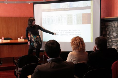 La tècnica responsable del projecte del Punt d'InfoEnergia de l'Associació Leader Ripollès Ges Bisaura i del Consell Comarcal del Ripollès explica els resultats que s'ha extret dels primers estudis. FOTO: Busquets, Laura.