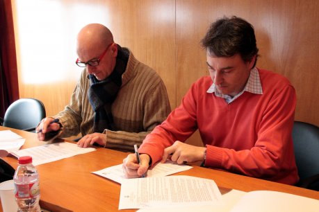 L'alcalde de Ripoll, Jordi Munell, i el president de l'Associació Leader Ripollès Ges Bisaura i del Consell Comarcal del Ripollès, Miquel Rovira, signen el conveni. FOTO: Busquets, Laura.