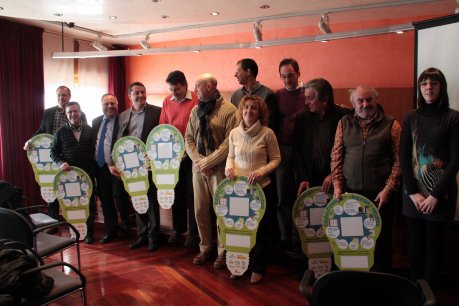 Foto de família dels responsables del projecte i dels set ajuntaments que han signat el conveni. FOTO: Busquets, Laura.