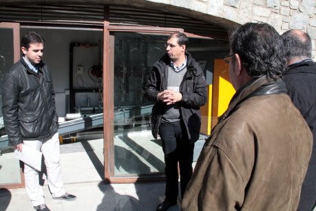 L'alcalde de Llanars ensenya a la resta d'alcaldes la xarxa de calor que distribueix l'energia obtinguda a través d'una caldera de biomassa que han instal·lat al municipi. FOTO: Busquets, Laura.