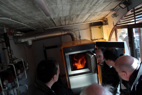 L'alcalde de Llanars ensenya a la resta d'alcaldes la xarxa de calor que distribueix l'energia obtinguda a través d'una caldera de biomassa que han instal·lat al municipi. FOTO: Busquets, Laura.