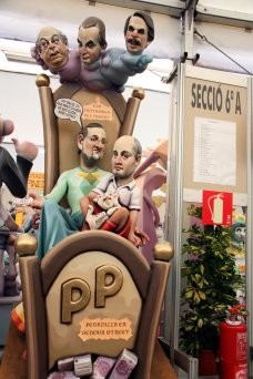Escena de l'Exposició del Ninot 2012 on Rajoy sosté als braços Francisco Camps en un llit de nom 'Malson a Gènova street'. FOTO: Soler, José.