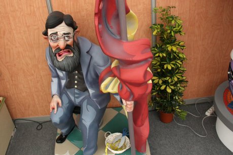 Escena de l'Exposició del Ninot 2012 on Rajoy apareix preocupat i agafat a una bandera d'Espanya. FOTO: Soler, José.