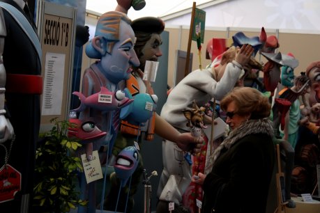 Una dona observa una escena de l'Exposició del Ninot 2012 on uns peixos assetgen el president valencià Alberto Fabra pel impagament de la Generalitat Valenciana. FOTO: Soler, José.