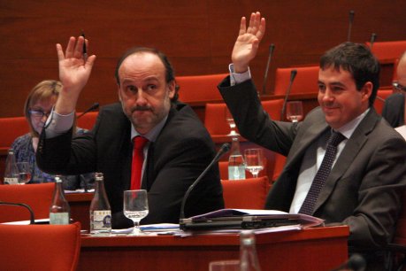 José Antonio Coto i Pedro Chumillas, a la comissió d'Economia on s'han votat els pressupostos de 2012. FOTO: Garrido, Rafa.