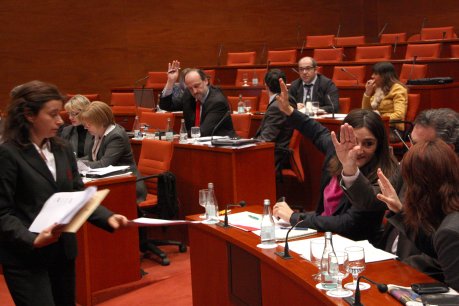 Els diputats a la comissió d'Economia on s'han votat els pressupostos de 2012. FOTO: Garrido, Rafa.