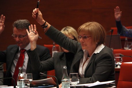 Els diputats de CiU a la comissió d'Economia on s'han votat els pressupostos de 2012. FOTO: Garrido, Rafa.