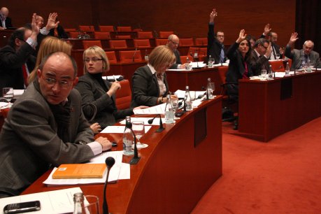 Els diputats a la comissió d'Economia on s'han votat els pressupostos de 2012. FOTO: Garrido, Rafa.