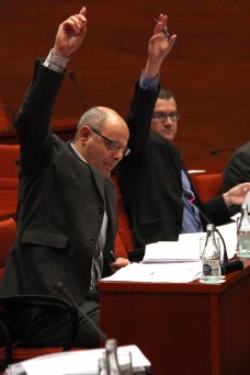 Els diputats d'ICV-EUiA i ERC a la comissió d'Economia on s'han votat els pressupostos de 2012. FOTO: Garrido, Rafa.