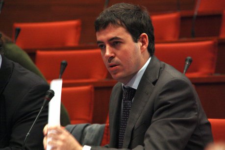 El diputat del PPC, José Antonio Coto, a la comissió d'Economia on s'han debatut els pressupostos i la llei de mesures. FOTO: Garrido, Rafa.