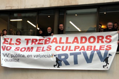 Pancarta que han despenjat els treballadors de RTVV des del balcó de la seu del consell d'administració. FOTO: ACN .