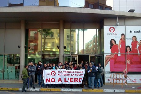 Concentració dels treballadors de la seu de RTVV a Alacant en senyal de protesta per l'ERO. FOTO: ACN.