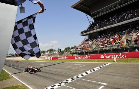 Vettel creua la línia de meta per guanyar el Gran Premi de F1 al Circuit de Catalunya, a Montmeló FOTO: Reuters.