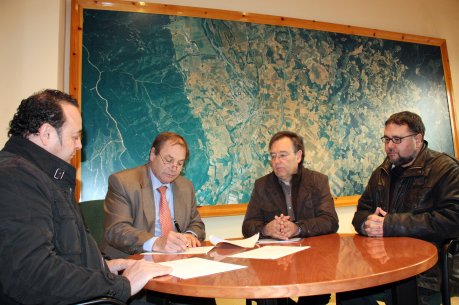 D'esquerra a dreta, el professor i investigador de la URV Jordi Diloli; l'alcalde de l'Espluga David Rovira; el vocal del Patronat Municipal de la Cova Museu de l'Espluga, Antoni Carreras; i el professor i arqueòleg de la URV, David Bea. FOTO: Torres, Núria.
