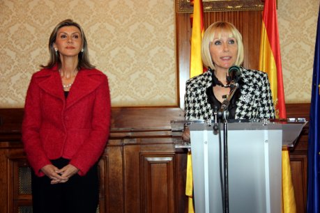 La nova subdelegada del govern de l'Estat a Lleida, Inma Manso (dreta), durant la presa de possessió del càrrec. Està acompanyada de la delegada del govern de l'Estat a Catalunya, Maria de Llanos de Luna. FOTO: Cortés, Laura.