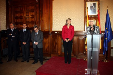 La nova subdelegada del govern de l'Estat a Lleida, Inma Manso (dreta), durant la presa de possessió del càrrec. Està acompanyada de la delegada del govern de l'Estat a Catalunya, Maria de Llanos de Luna. FOTO: Cortés, Laura.